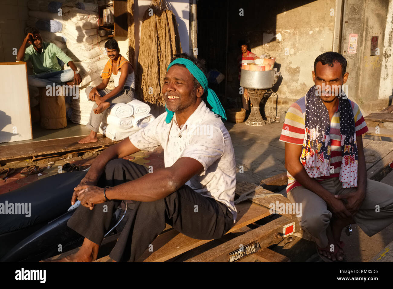 Handcart pullers at Swadeshi Market in Kalbadevi Road, Mumbai, India, migrants from West Bengal, relaxing during a work break Stock Photo