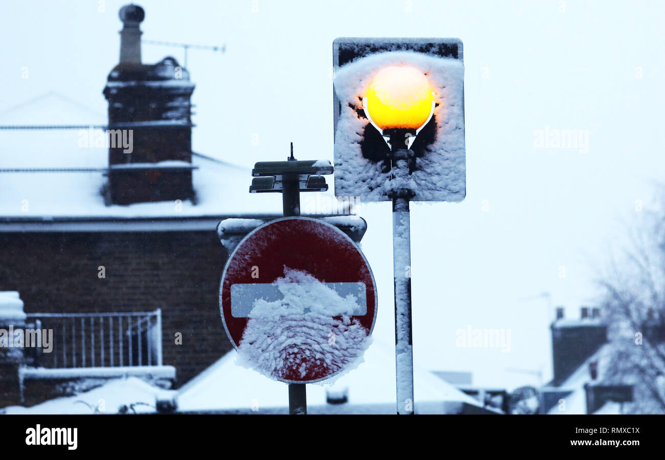 Pic shows: Snow and sleet hampered commuters on their work today in East Finchley, North London  Traffic signals snowed up      pic by Gavin Rodgers/P Stock Photo