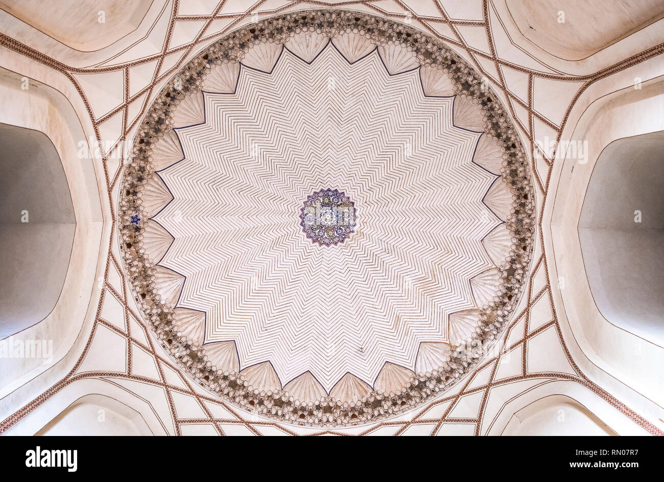 Dome interior humayuns tomb hi-res stock photography and images - Alamy