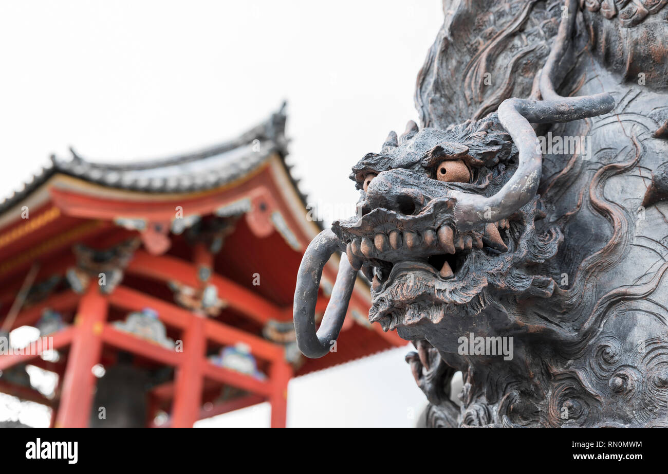 Dragon statue in front of the kiyomizu-dera temple gate, Kyoto, Japan Stock Photo