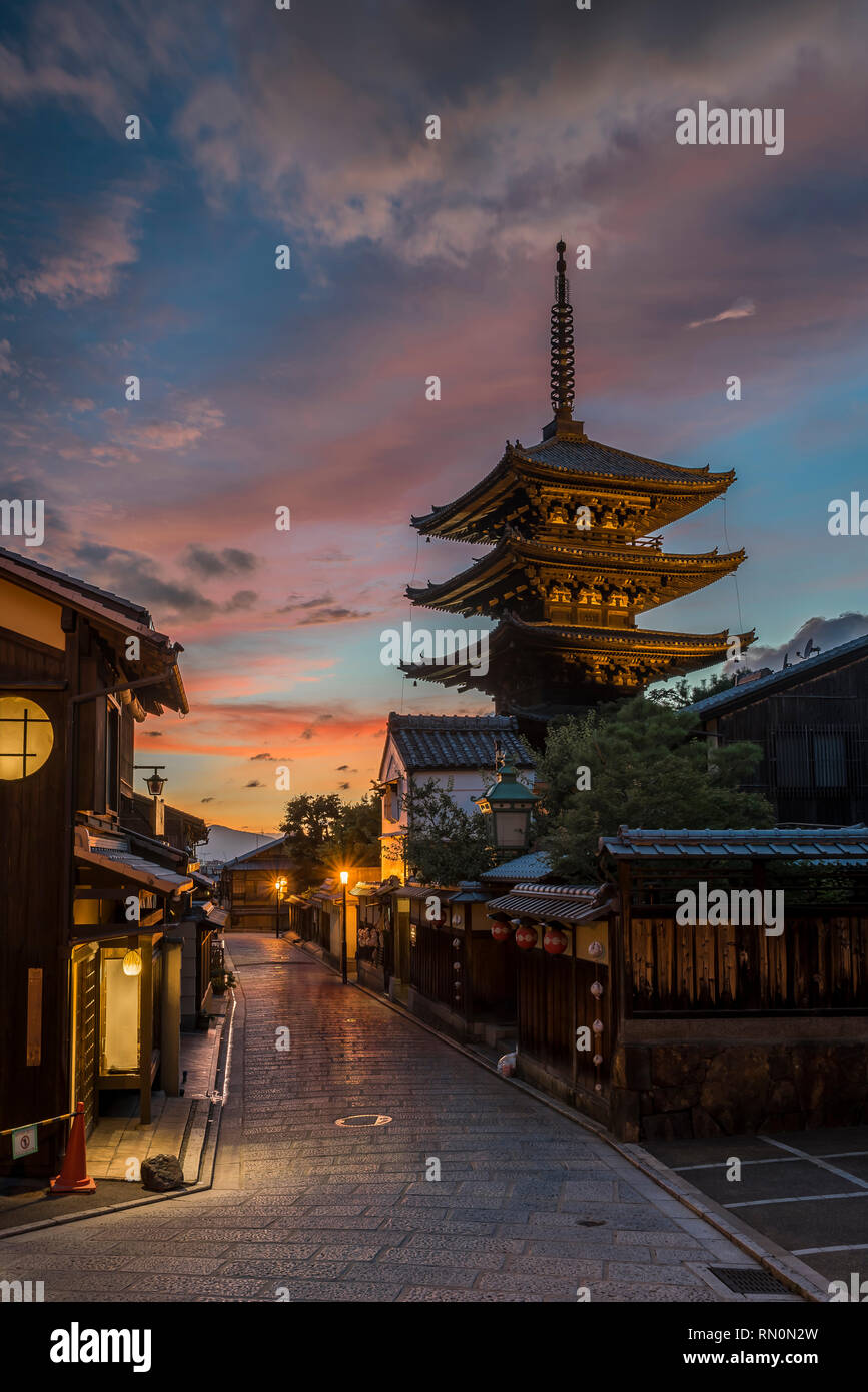 Yasaka Pagoda and atmospheric street at night, Kyoto, Japan Stock Photo Alamy