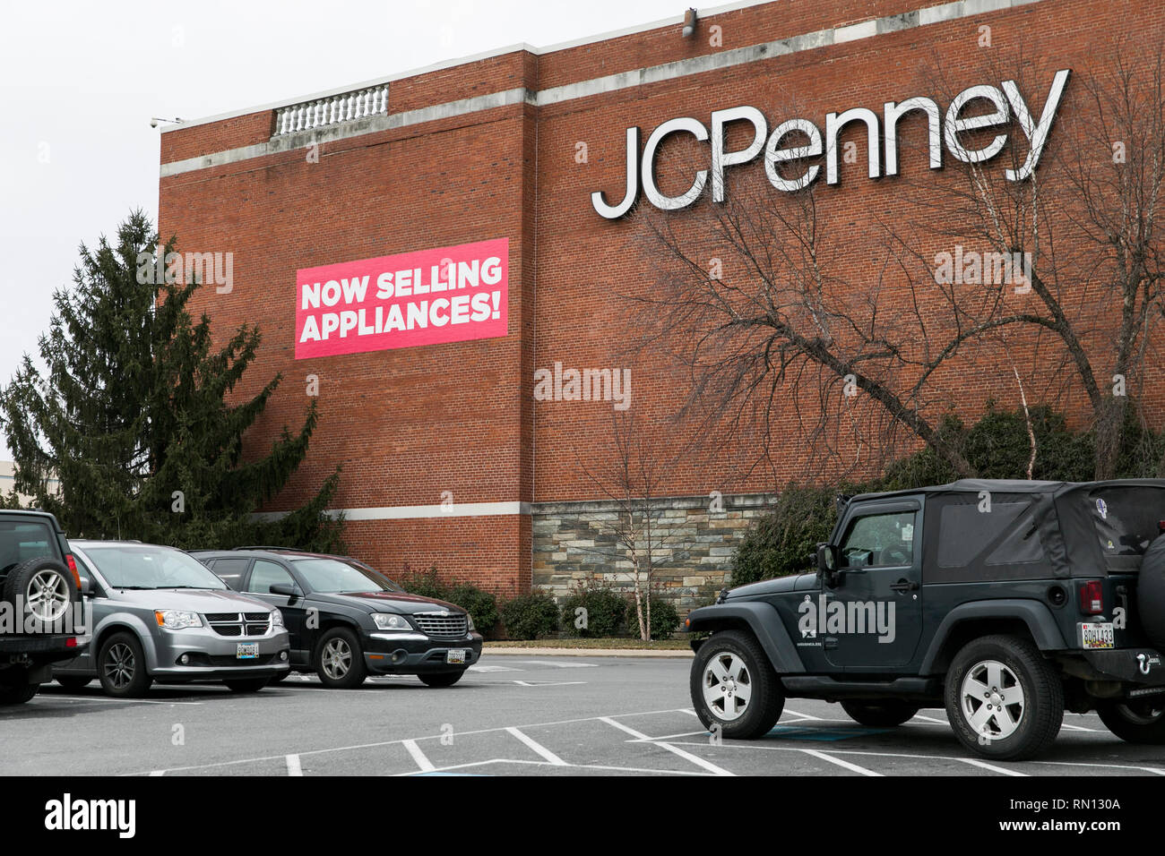 Coina, Portugal. Entrance of the Radio Popular store in the Barreiro Planet  Retail Park. Radio Popular is a large Portuguese company selling appliance  Stock Photo - Alamy