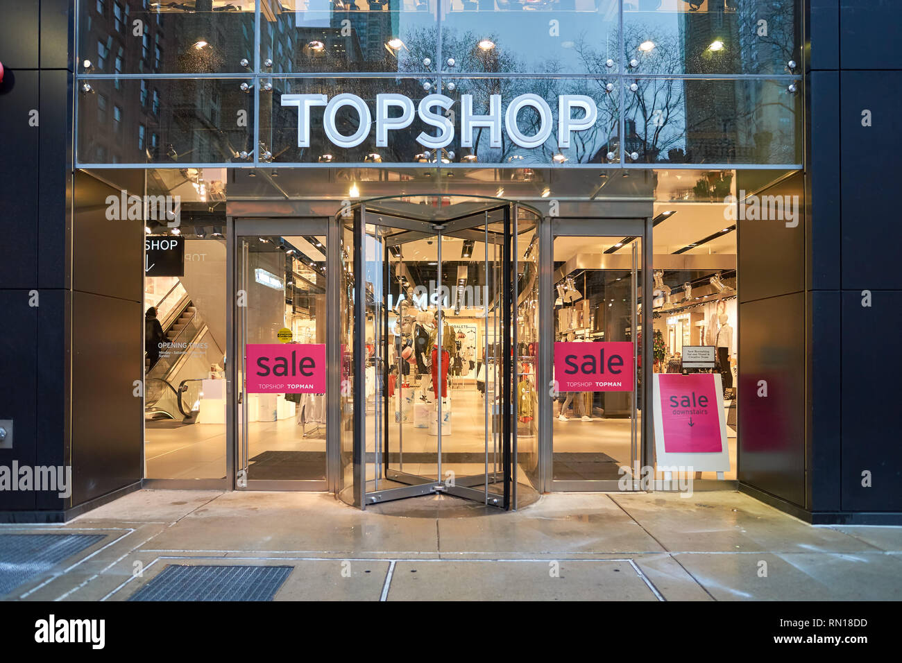 CHICAGO, IL - MARCH 24, 2016: entryway of Topshop store. Topshop is a  British multinational fashion retailer of clothing, shoes, make-up and  accessori Stock Photo - Alamy