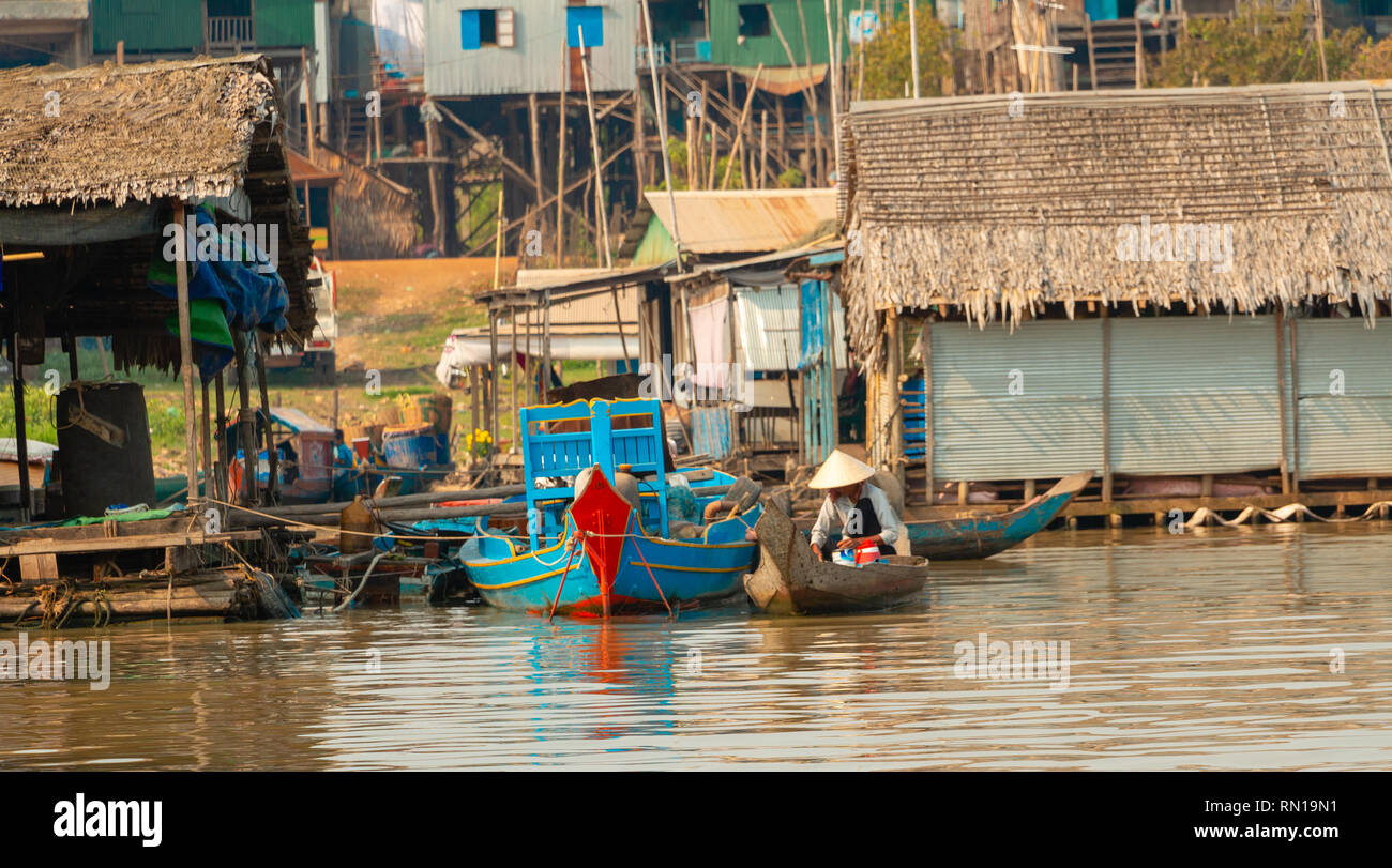 Boats are the only form of transport for families living in  flloating villages on Tonle Sap River, Kampong Chhnang, Mekong Delta, Cambodia, Asia Stock Photo
