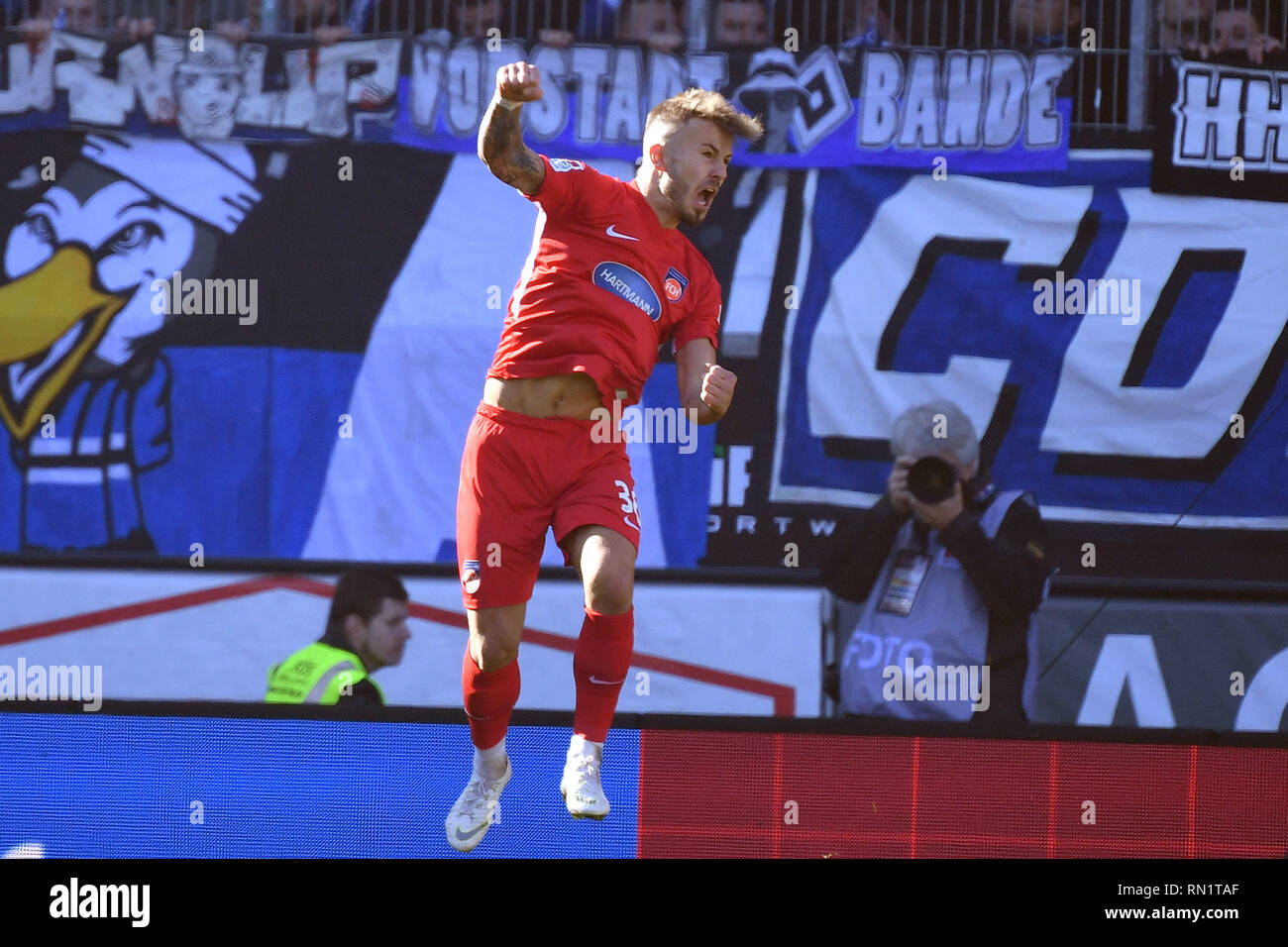 Heidenheim, Deutschland. 16th Feb, 2019. goaljubel Niklas DORSCH (Hdh)  after goal to 1-0, jubilation, joy, enthusiasm, action, single action,  single image, cut out, full body shot, whole figure. Soccer 2.  Bundesliga/FC Heidenheim-HSV