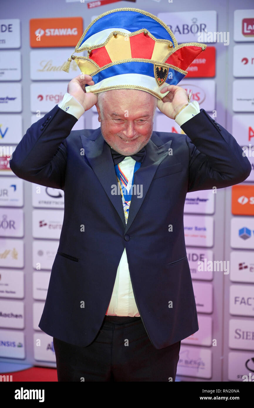 Aachen, Germany. 16th Feb, 2019. Wolfgang Kubicki (FDP), Vice President of the Bundestag, puts on a fool's cap before the award of the Order 'Against Animal Seriousness'. Credit: Henning Kaiser/dpa/Alamy Live News Stock Photo