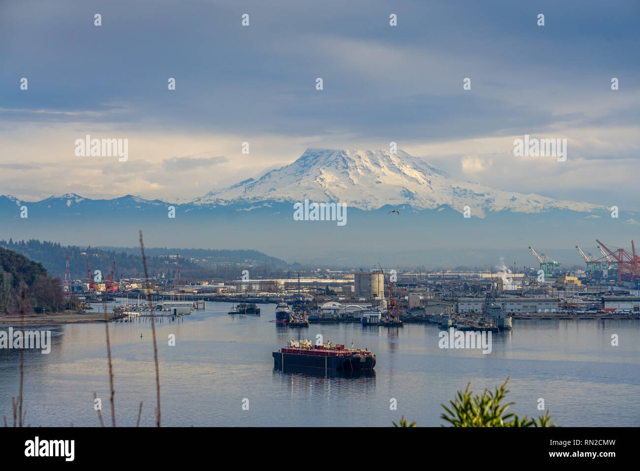 A view of the Port of Tacoma and Mount Rainier Stock Photo - Alamy