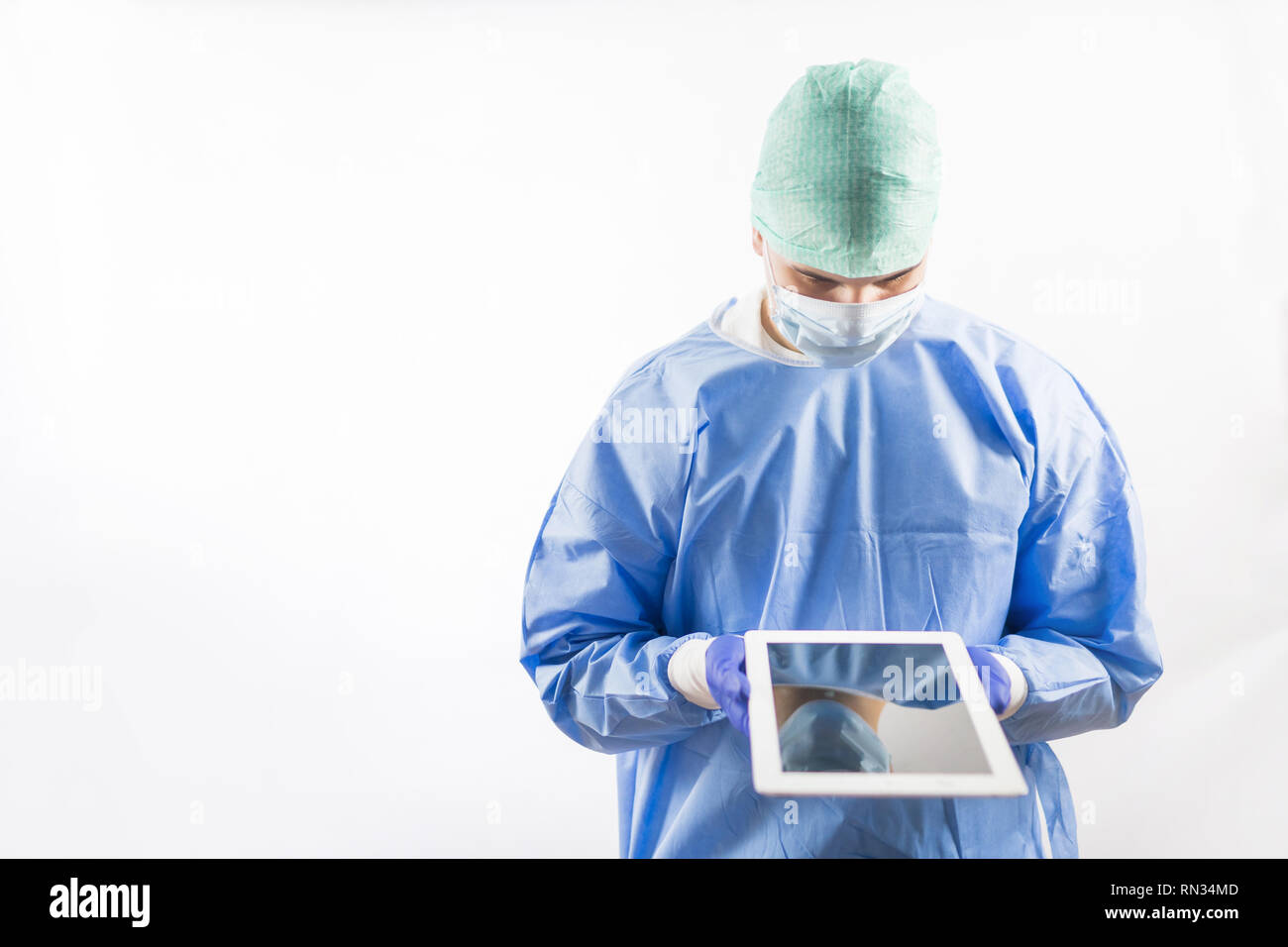 какую маску одевают хирург на операции. одежда хирурга на операции. человек работает хирургом. человек работает хирургом. человек работает хирургом.
