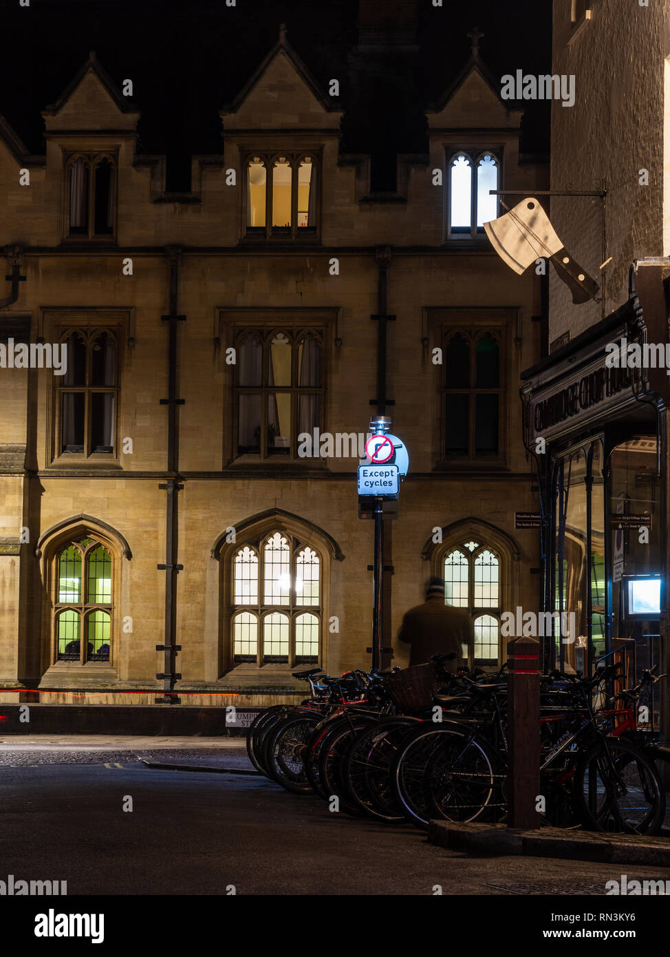 Cambridge, England, UK - January 23, 2019: Bicycles are lined up on Bene't Street outside the Cambridge Chop House and King's College Cambridge at nig Stock Photo