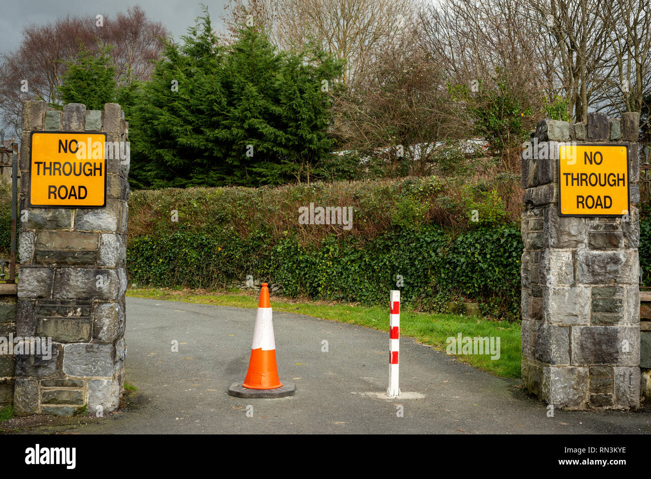 No through road signs at countryside road gate in Killarney, Ireland Stock Photo