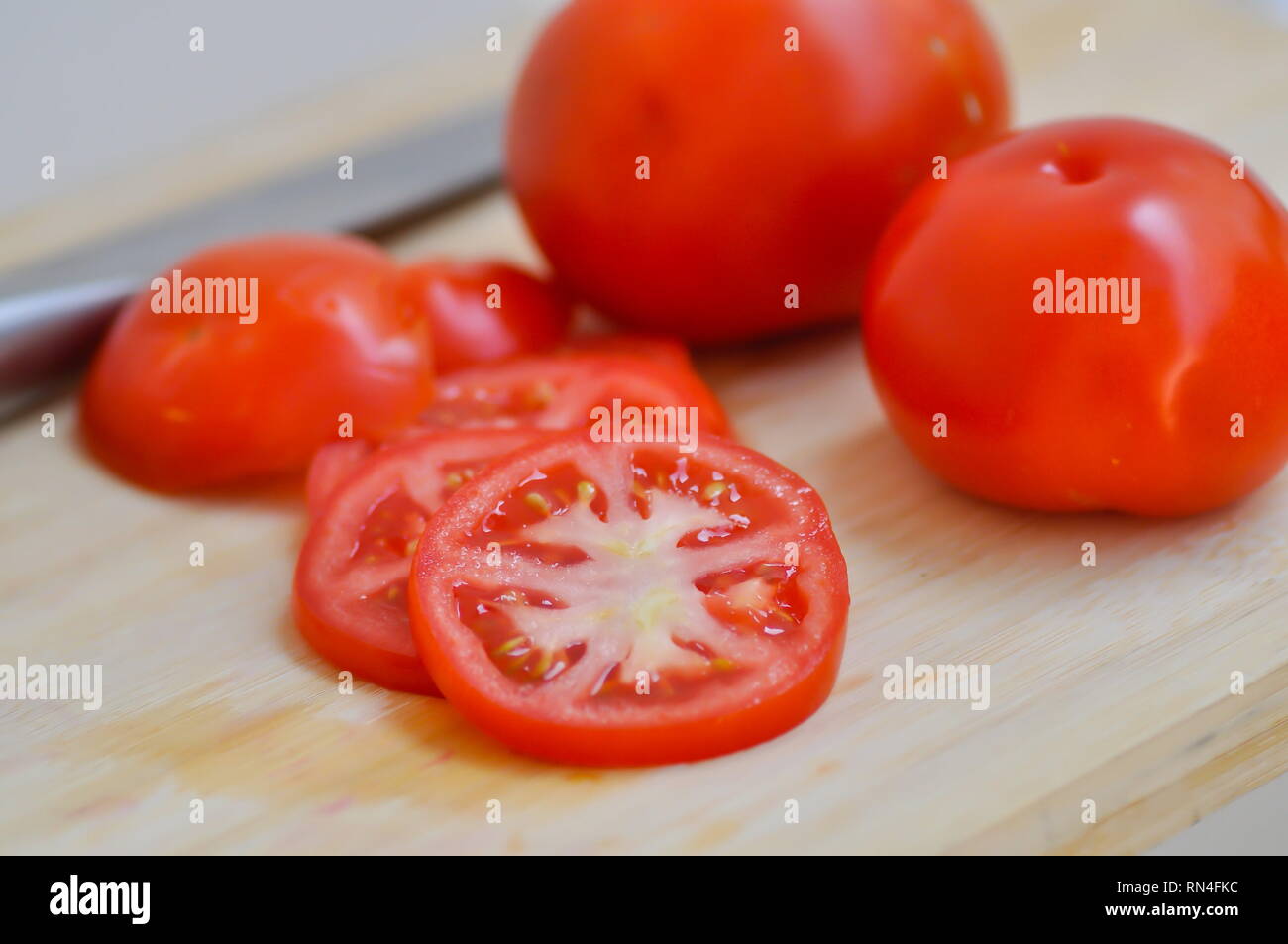 tomato or sliced tomato on chopping board Stock Photo - Alamy