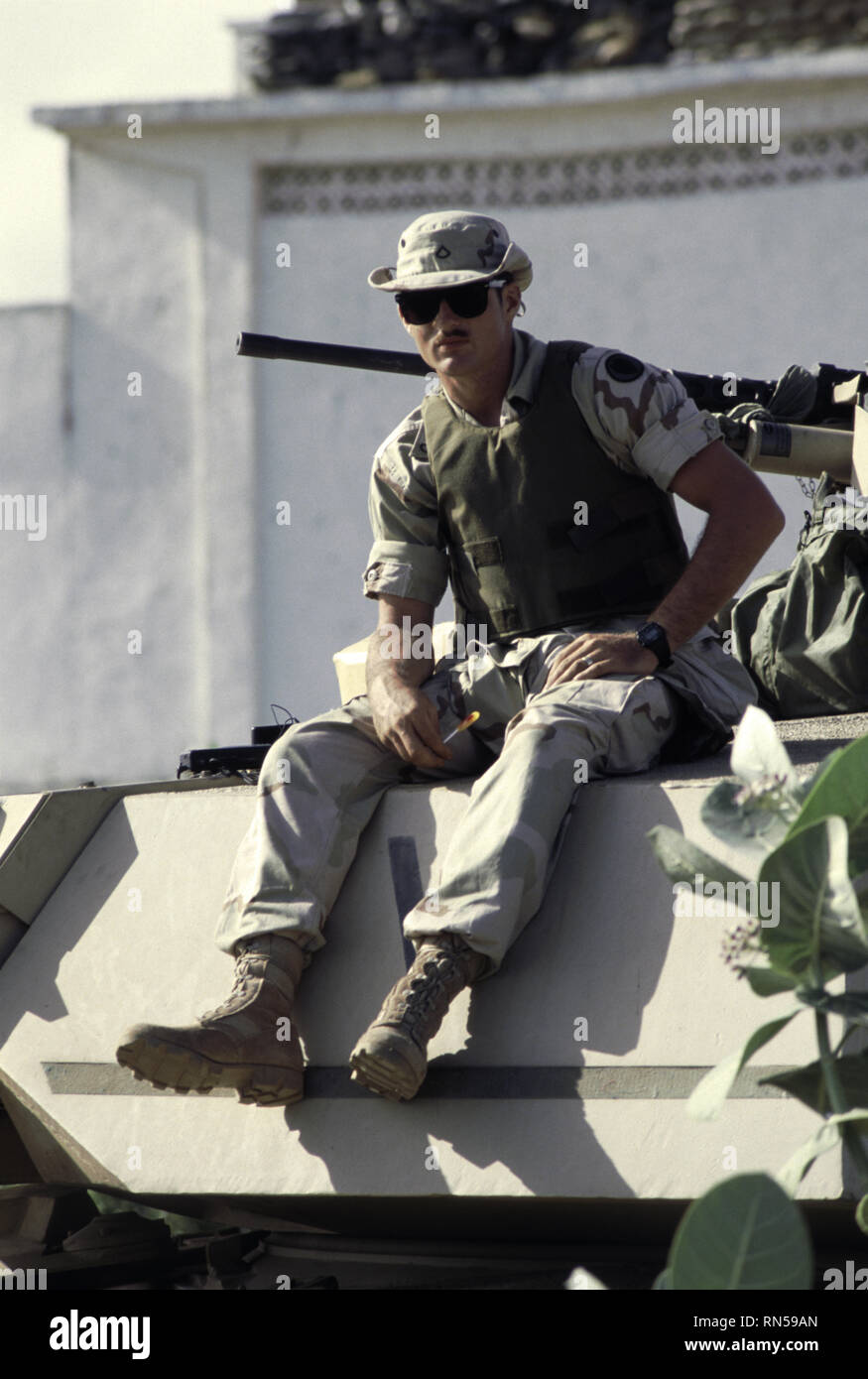 16th October 1993 A U.S. Army soldier of the 24th Infantry Division, 1st Battalion of the 64th Armored Regiment, sits on his M1A1 Abrams tank at UNOSOM Headquarters in Mogadishu, Somalia. Stock Photo