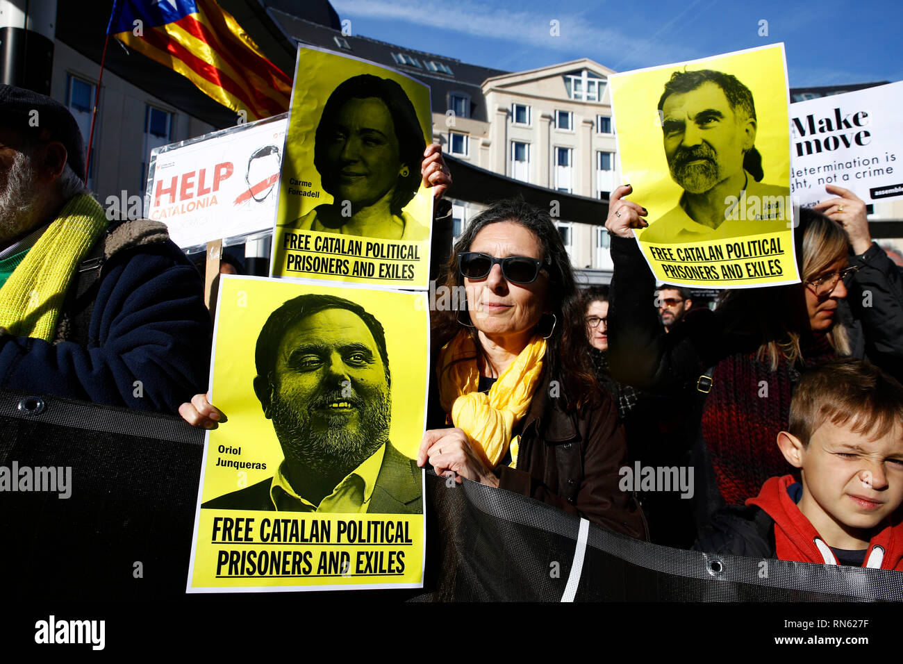 Brussels, Belgium. 17th February 2019. People take part in a demonstration in support of 12 Catalan separatist leaders involved in an attempt to break from Spain went on trial Madrid's Supreme Court.  Alexandros Michailidis/Alamy Live News Stock Photo
