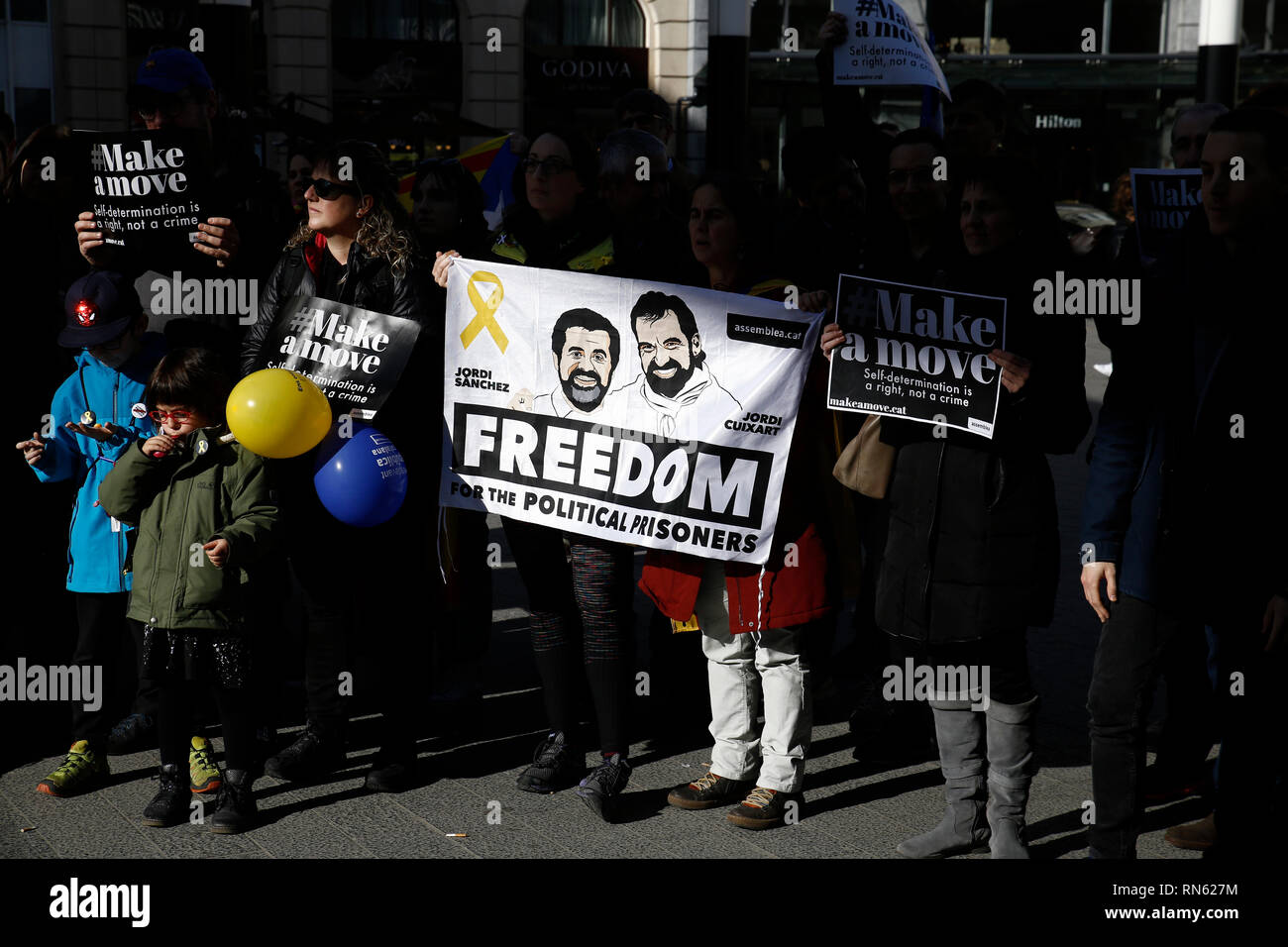 Brussels, Belgium. 17th February 2019. People take part in a demonstration in support of 12 Catalan separatist leaders involved in an attempt to break from Spain went on trial Madrid's Supreme Court.  Alexandros Michailidis/Alamy Live News Stock Photo