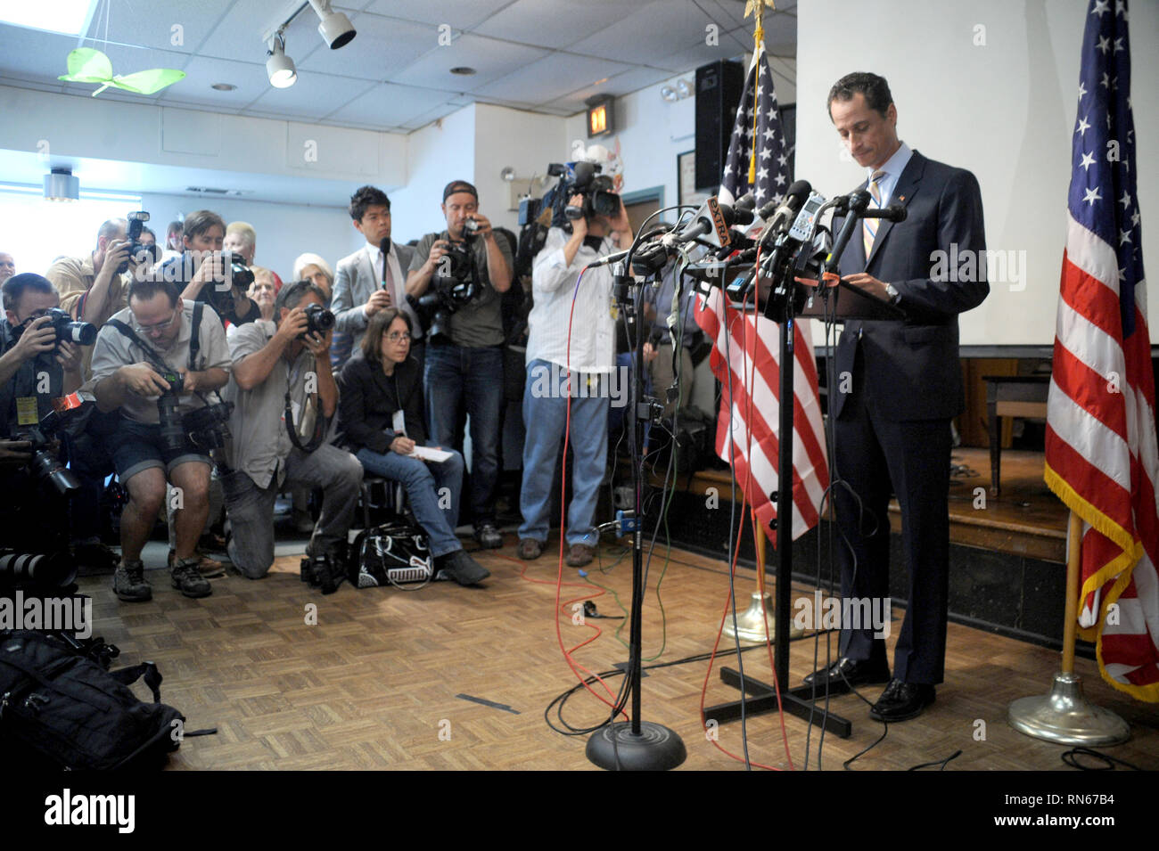 ***FILE PHOTO*** Anthony Weiner Out Of Prison Early After Pleading(01)