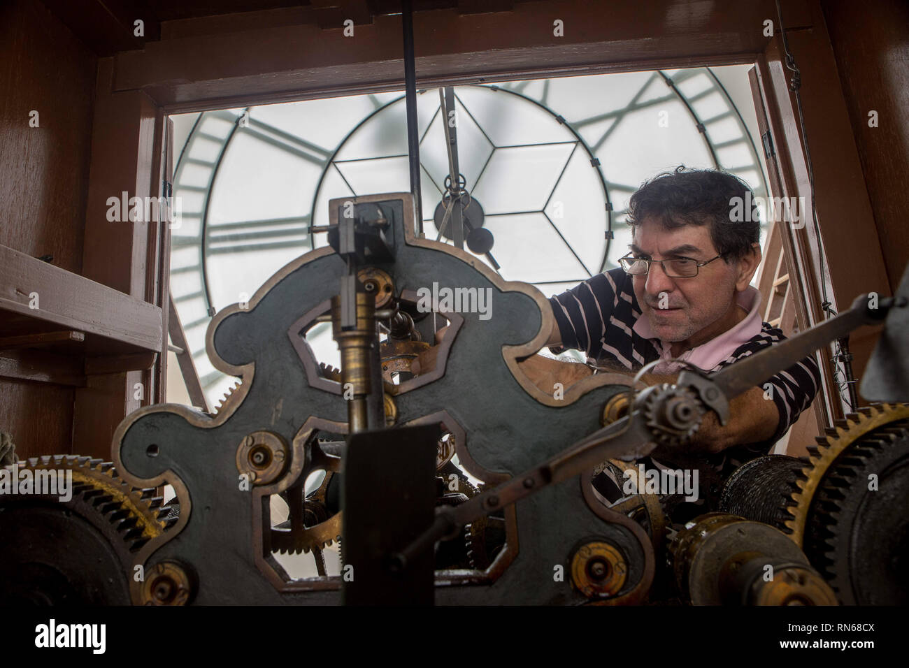 Sao Paulo, Brazil. 17th Feb, 2019. Watchmaker AUGUSTO FIORELLI adjusts the clock of the Portuguese Language Museum, in the tower of Sao Paulo's light train station, at the end of Daylight Savings Time in Brazil. Credit: Dario Oliveira/ZUMA Wire/Alamy Live News Stock Photo