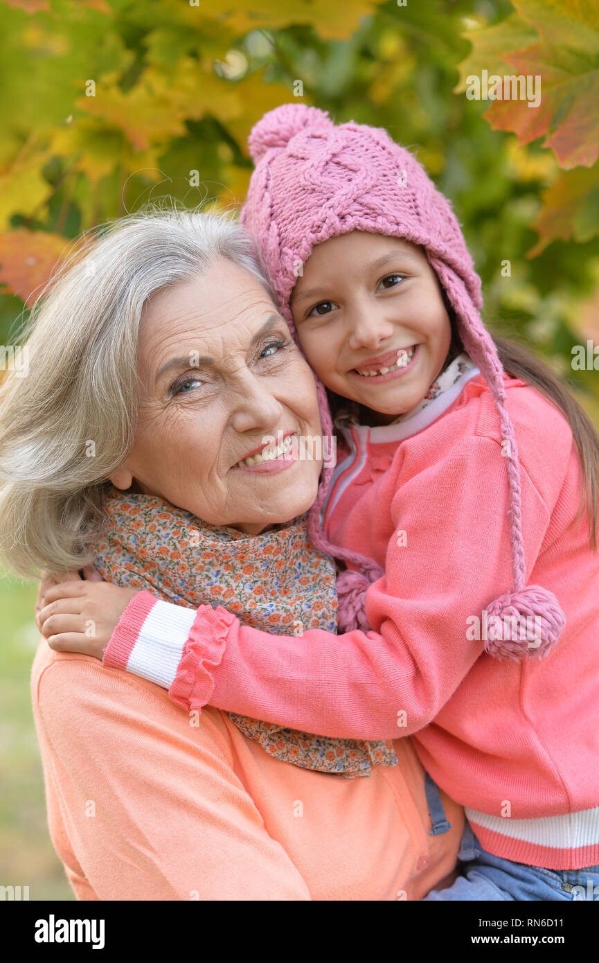 Фото для внучки. Бабушка и внучка. Фотосессия бабушка и внучка. Молодая бабушка с внучкой. Молодая девушка и бабушка.