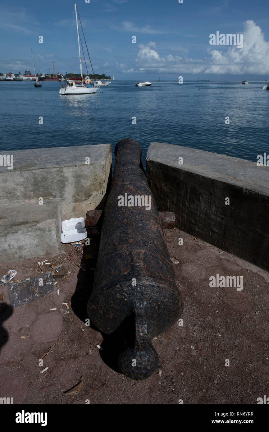 Cannon, Portuguese cannon facing out to sea, Dili, East Timor Stock Photo
