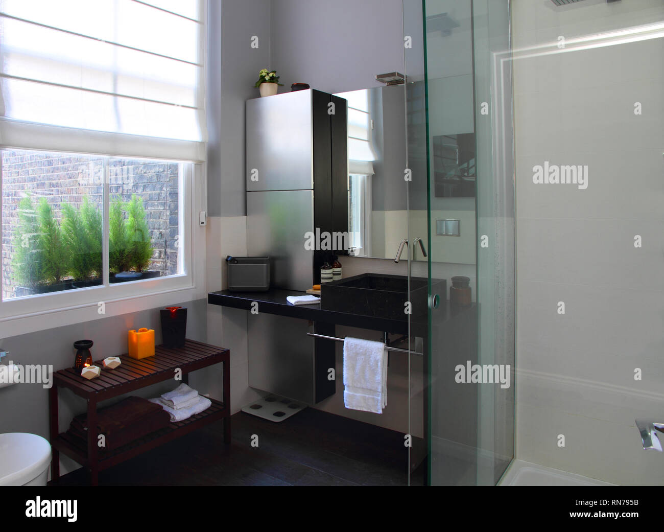 Shower rail hires stock photography and images Alamy