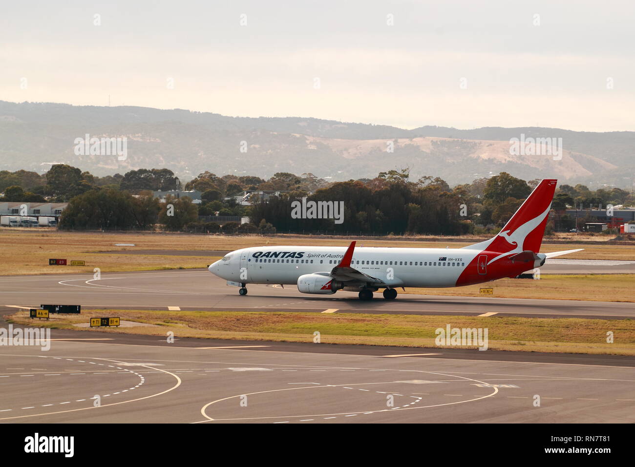 Qantas Boeing 737 VH-VXS landing at Adeliade Airport, South Australia Stock Photo