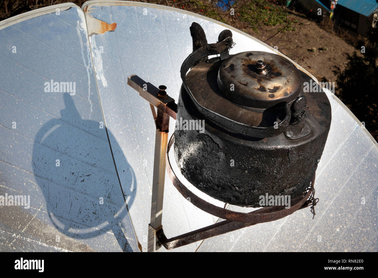 Nepal, Namche Bazaar, environment, using solar cooker to focus sunshine to boil water in kettle Stock Photo