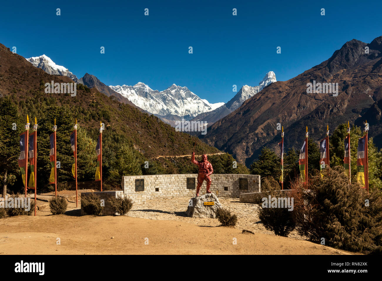 Nepal, Namche Bazaar, Sagarmatha National Park, Visitor Centre, Sherpa Tenzing Norgay memorial statue with Mount Everest behind Stock Photo