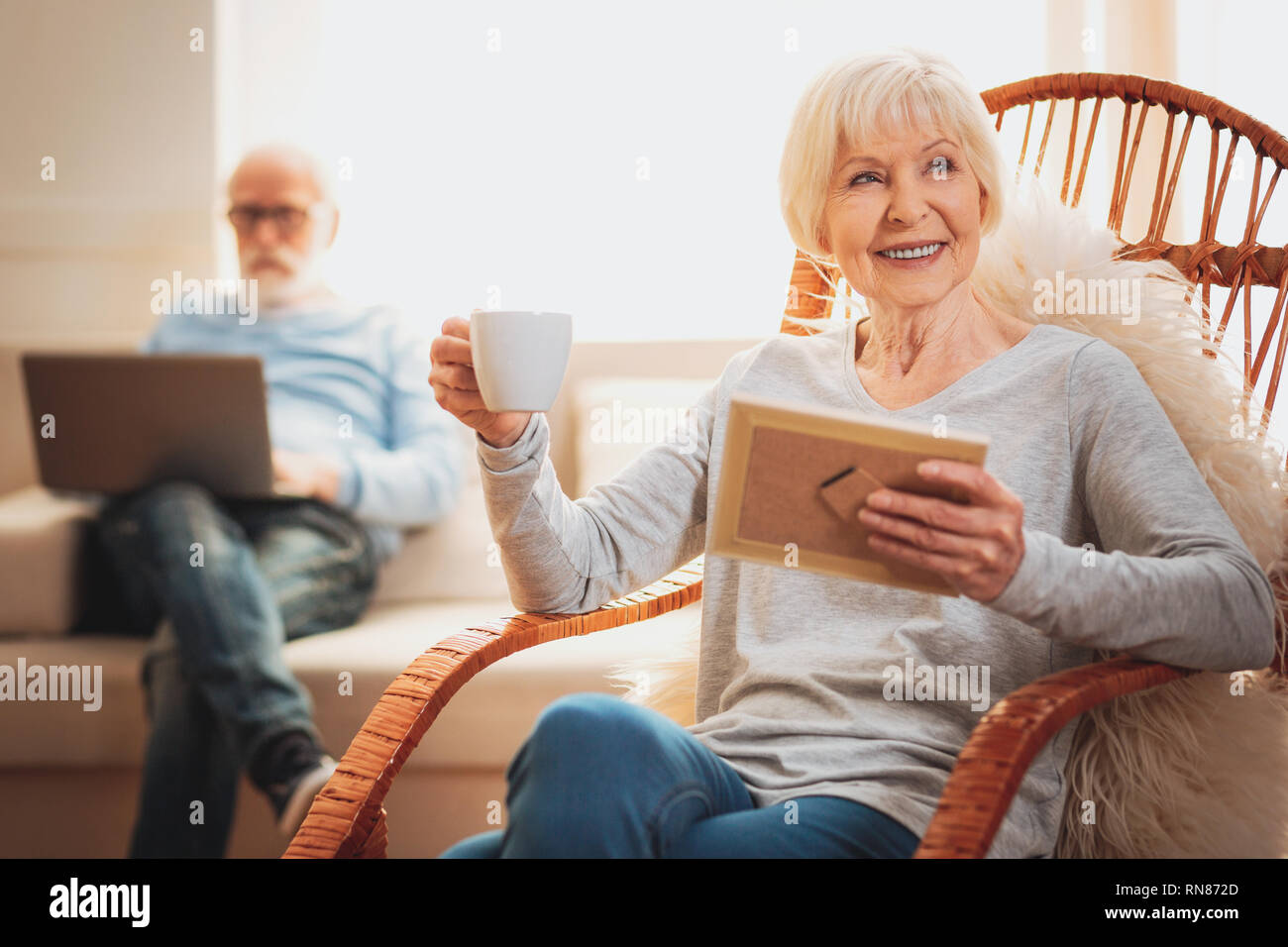 Одинокие пожилые люди. Пожилые люди спиной. Женщина в возрасте для встреч. Одиночество пожилых. Одинокие пожилые люди.