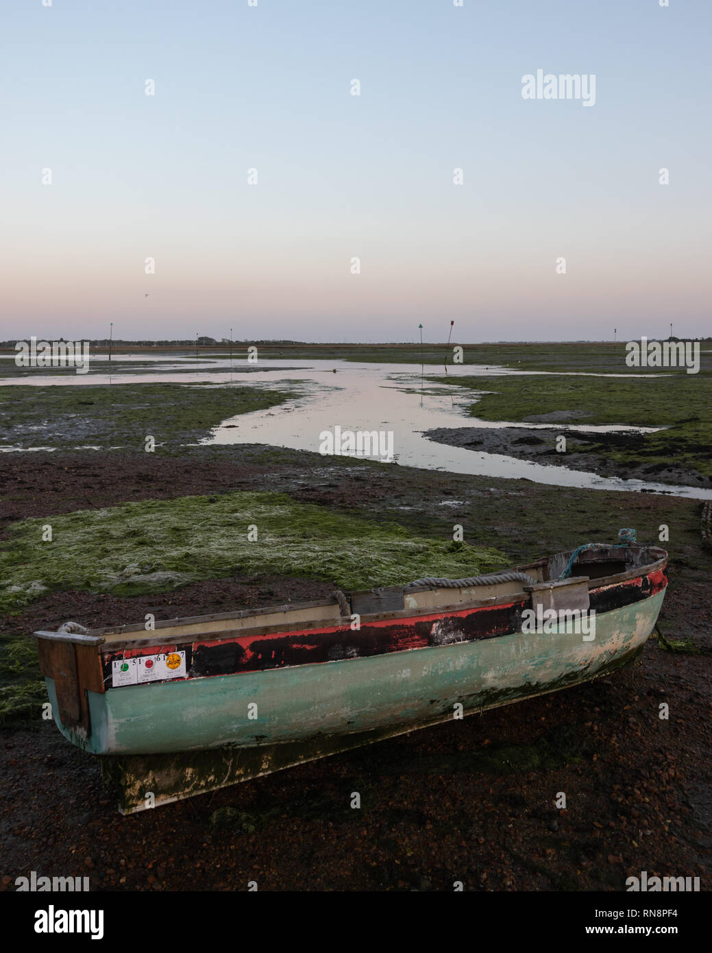 Boats low tide hi-res stock photography and images - Alamy