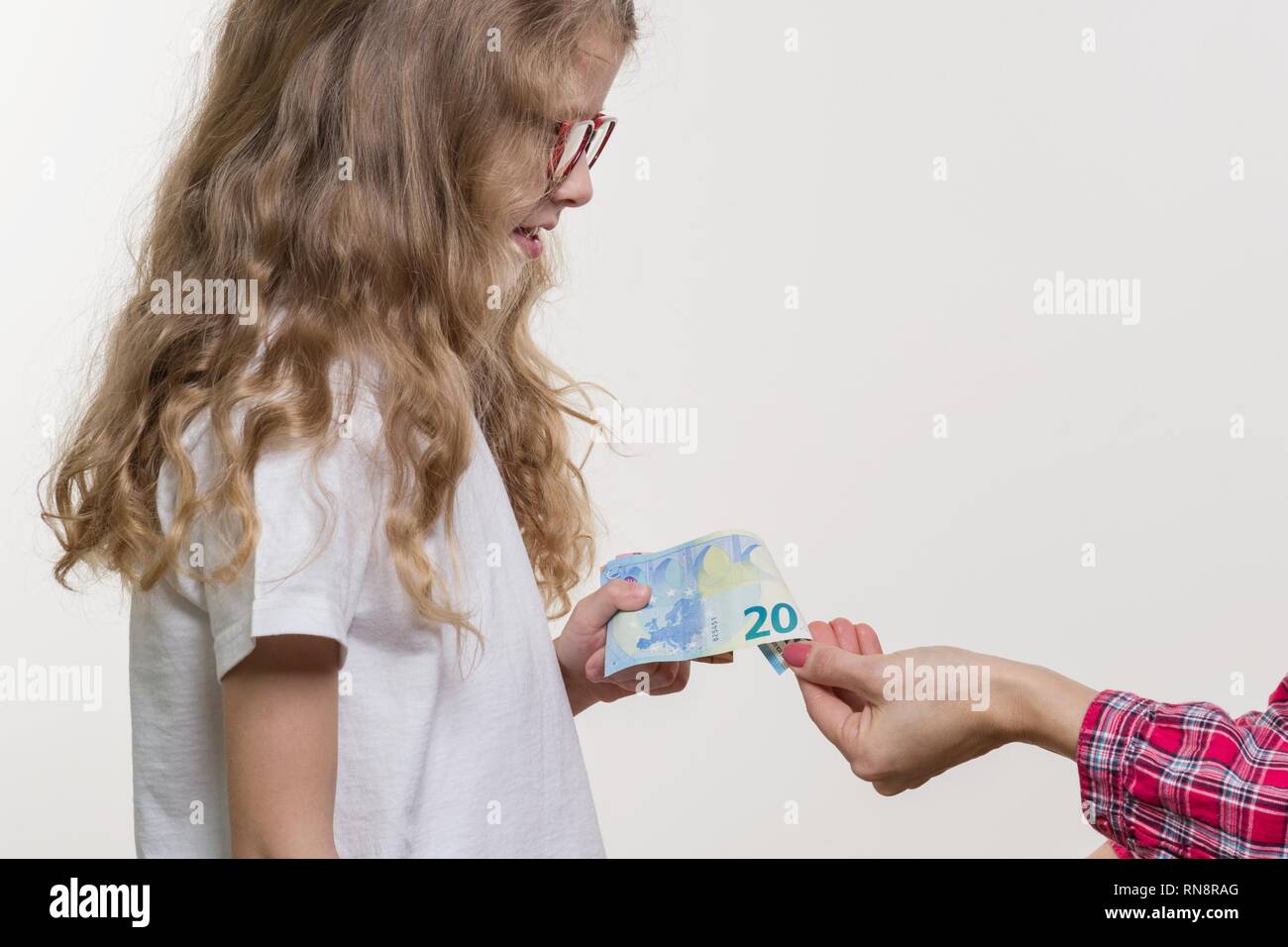 карманные деньги для детей. женщина с ребенком. подросток с деньгами. карманные деньги для детей. родители дают деньги.