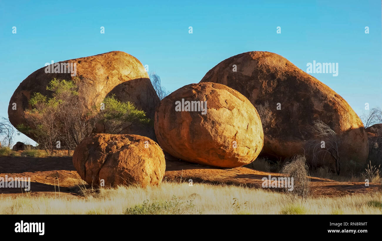 Outback australia round red rock hi-res stock photography and images ...