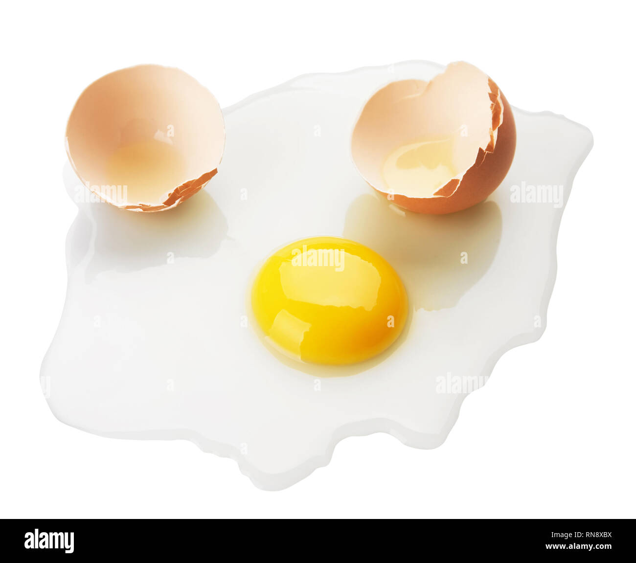Белок и желток в яйце. Разбитое яйцо. Яйцо разбитое на сыр. Стухшая яичница. Тарелка для яиц.
