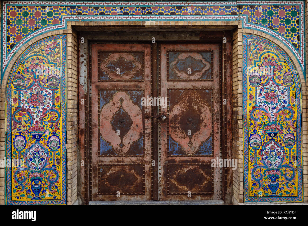 Persian door hi-res stock photography and images - Alamy