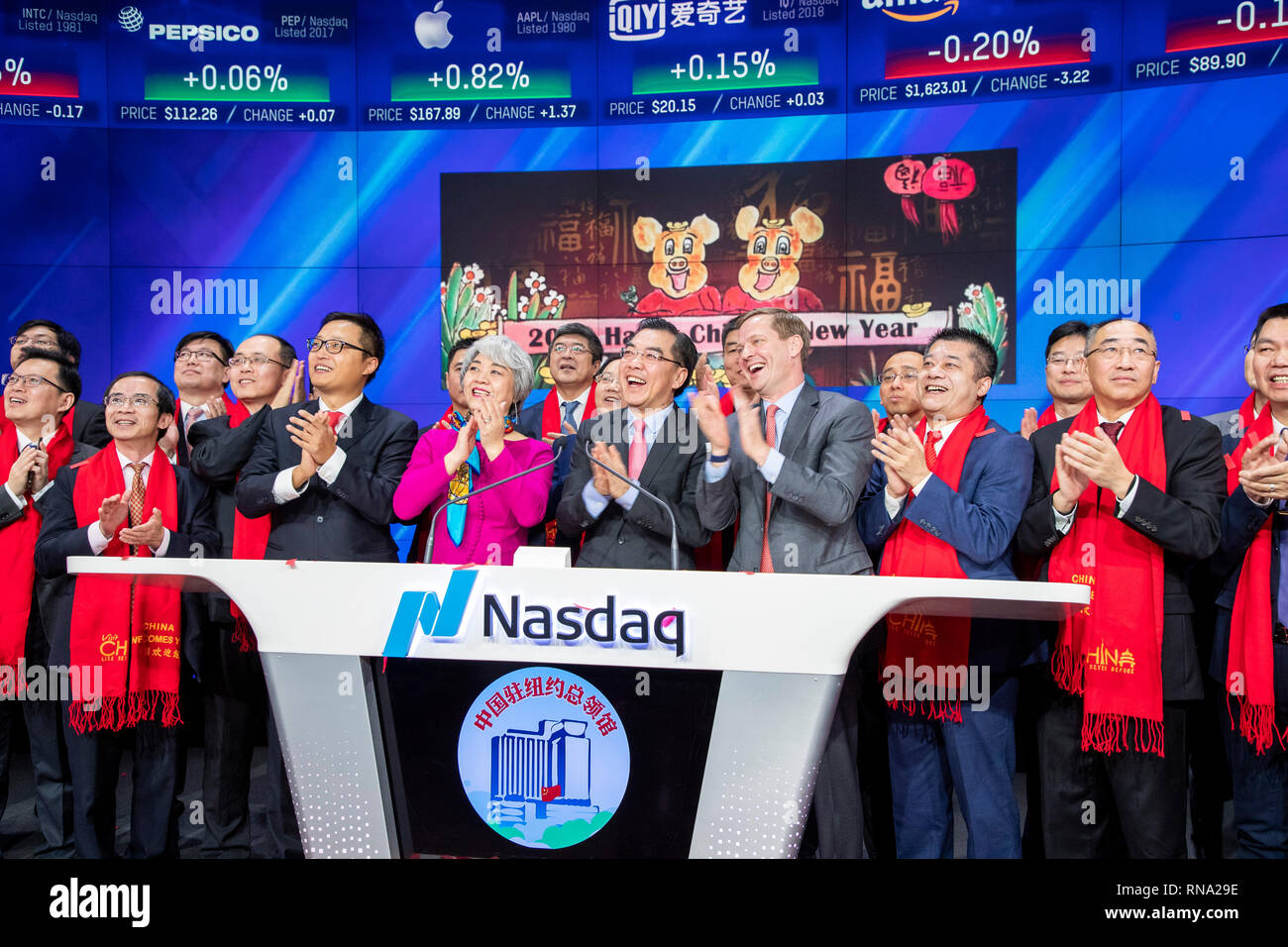 Ringing a bell new york stock exchange hi-res stock photography and images  - Alamy