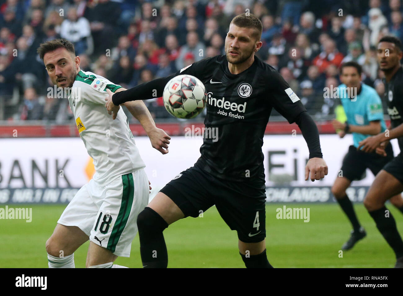 17 February 2019, Hessen, Frankfurt/M.: Soccer: Bundesliga, Eintracht  Frankfurt - Bor. Mönchengladbach, 22nd matchday in the Commerzbank-Arena.  Josip Drmic (l) from Gladbach and Ante Rebic from Frankfurt fight for the  ball. Photo: