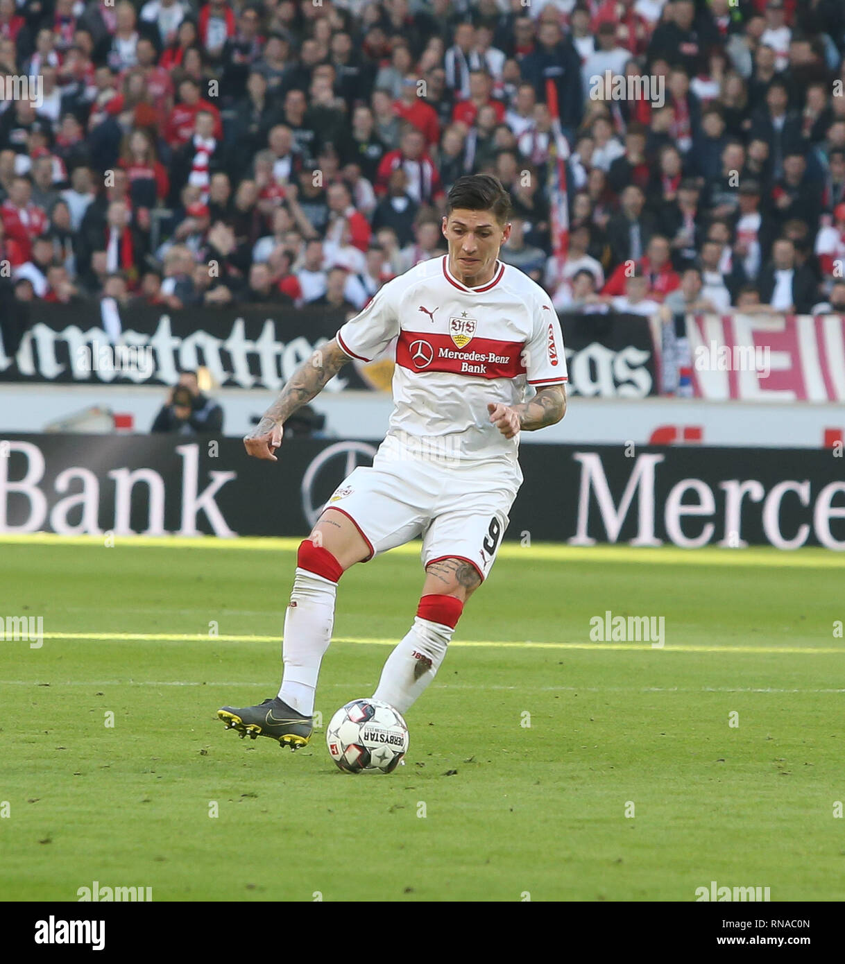 Stuttgart, Deutschland. 16th Feb, 2019. Steven Zuber (VfB). Single action on the ball. VfB Stuttgart-RB Leipzig. Stuttgart, GER, 16.02.2019, 22nd matchday Football Bundesliga 2018-2019. Credit: Avanti/Ralf Boller OB. According to the specifications of the DFL German Football League, it is forbidden to use or process photo shoots in the stadium and/or the game in the form of sequence pictures and/or video-like photo series. | usage worldwide/dpa/Alamy Live News Stock Photo