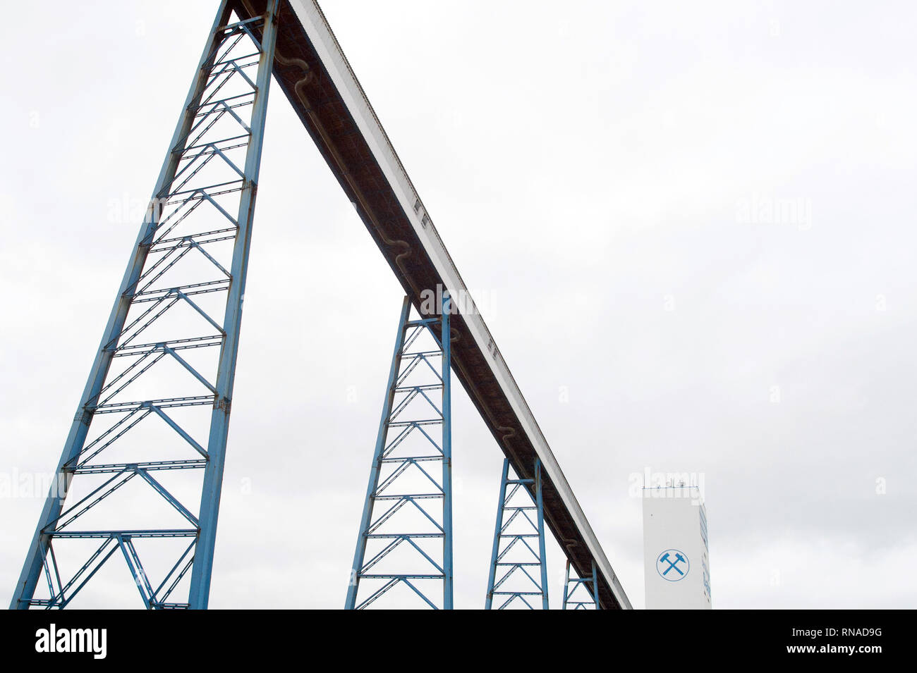 Bernburg, Germany. 16th Jan, 2019. A conveyor belt leads from the conveyor of the 'European Salt Company' (Esco) to another building in which the salt is further processed. The company produces salt in the Salzlandkreis from a depth of 700 metres. The salt was deposited there 250 million years ago when a sea evaporated there. Among other things, road salt is produced from the mined salt, which is currently used on all roads north of the River Main. Credit: Klaus-Dietmar Gabbert/dpa-Zentralbild/ZB/dpa/Alamy Live News Stock Photo