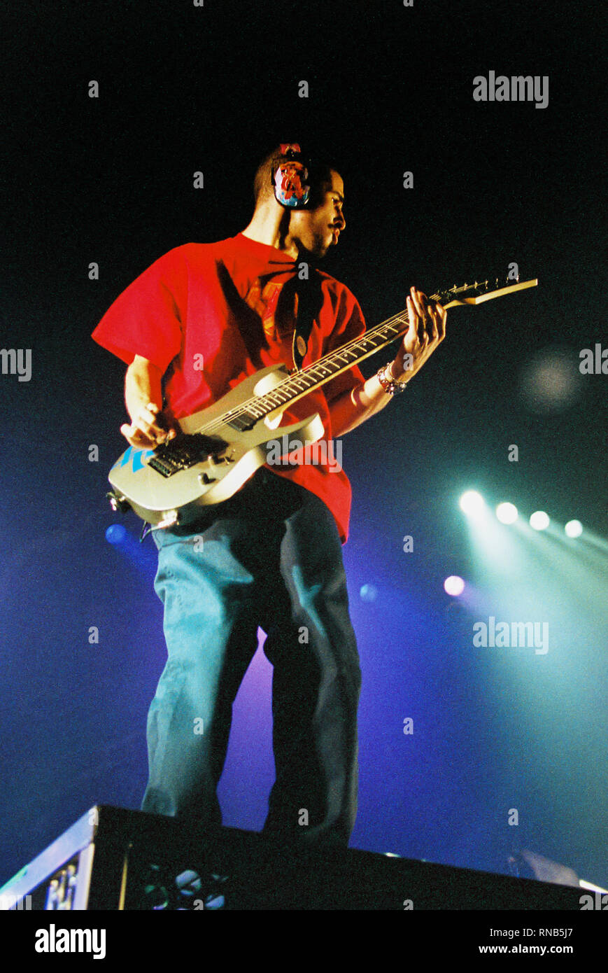 Brad Delson guitarist in Linkin Park performing at the London Docklands Arena 16th September 2001, London, England, united Kingdom. Stock Photo