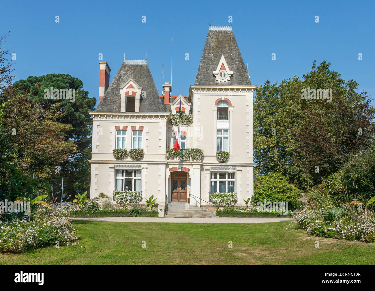 France, Ille et Vilaine, Cote d'Emeraude (Emerald Coast), Cancale, town hall // France, Ille-et-Vilaine (35), Côte d'Émeraude, Cancale, la mairie Stock Photo