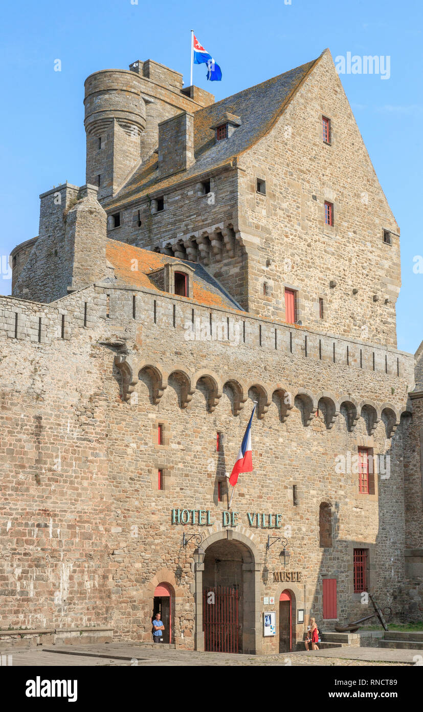 France, Ille et Vilaine, Cote d'Emeraude (Emerald Coast), Saint Malo, town hall and Porte Saint Thomas // France, Ille-et-Vilaine (35), Côte d'Émeraud Stock Photo