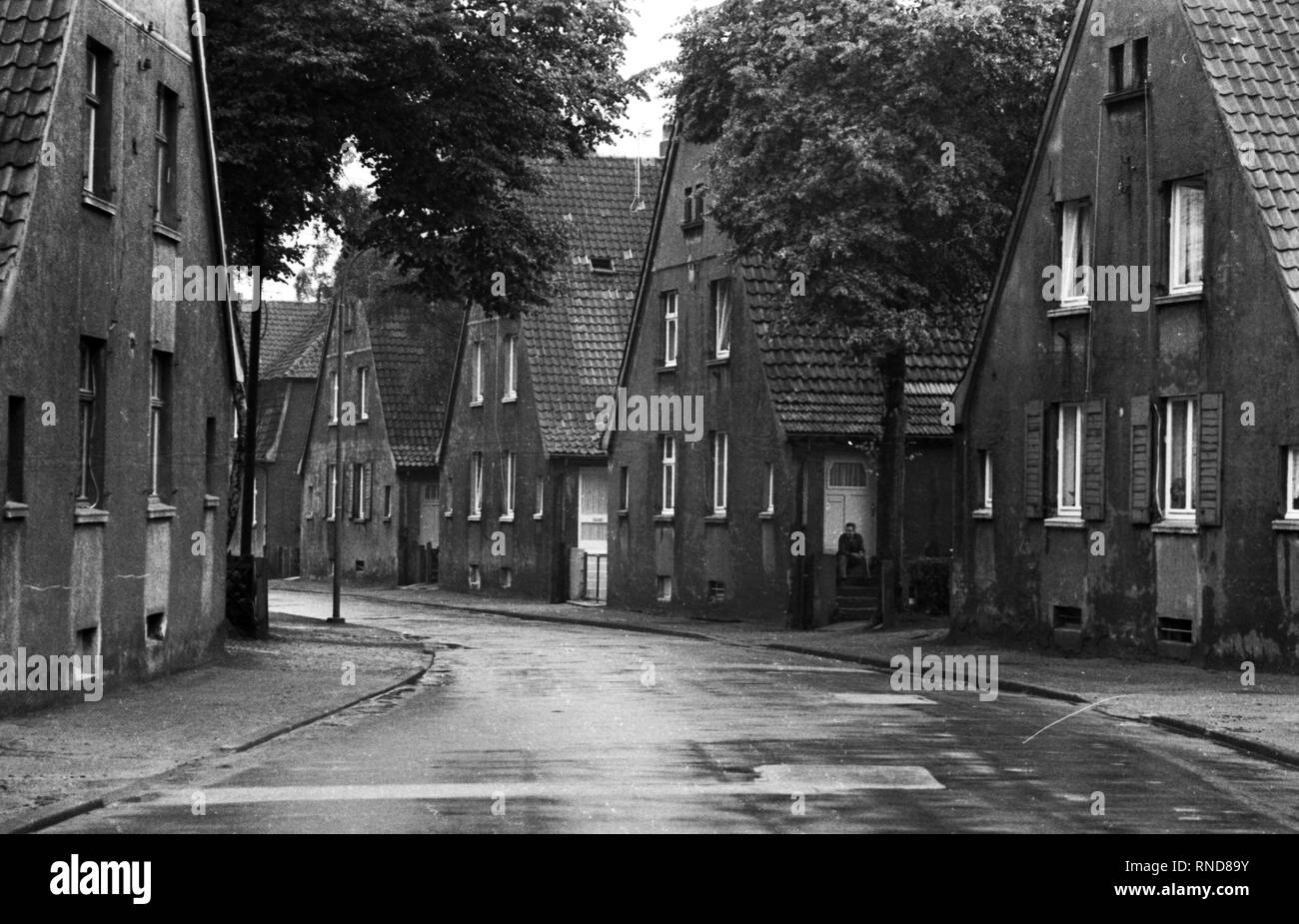 The inhabitants no longer want to accept the ailing state of this colliery settlement of the Ruhrkohle AG (RAG) in Marl, here on 27 June 1974. | usage worldwide Stock Photo