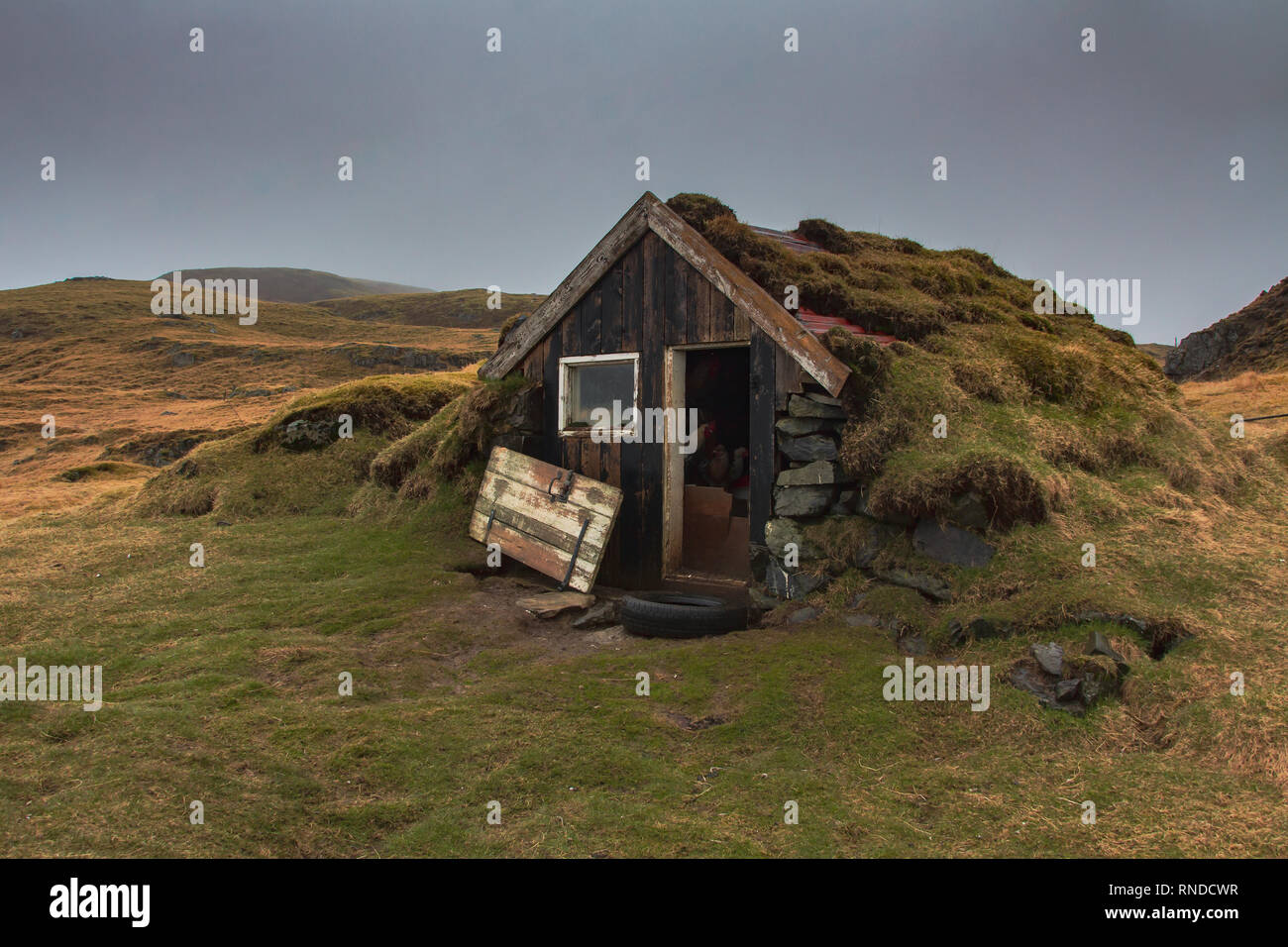 Хижина отшельника мексика. Старый домик. Дом-отшельник на реке дрина. Халупа. Разваленный дом.