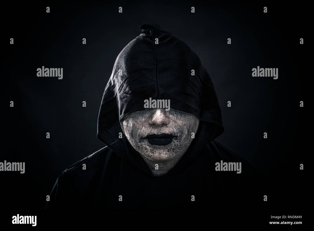 Scary figure in hooded cloak hi-res stock photography and images - Alamy