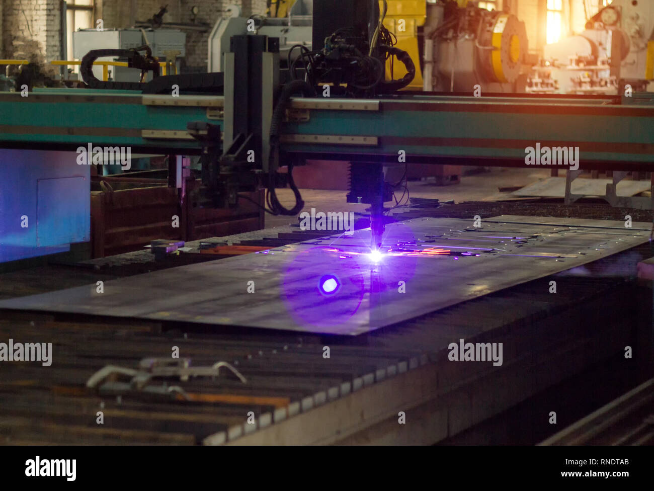 Bench for modern automatic plasma laser cutting of metals, plasma