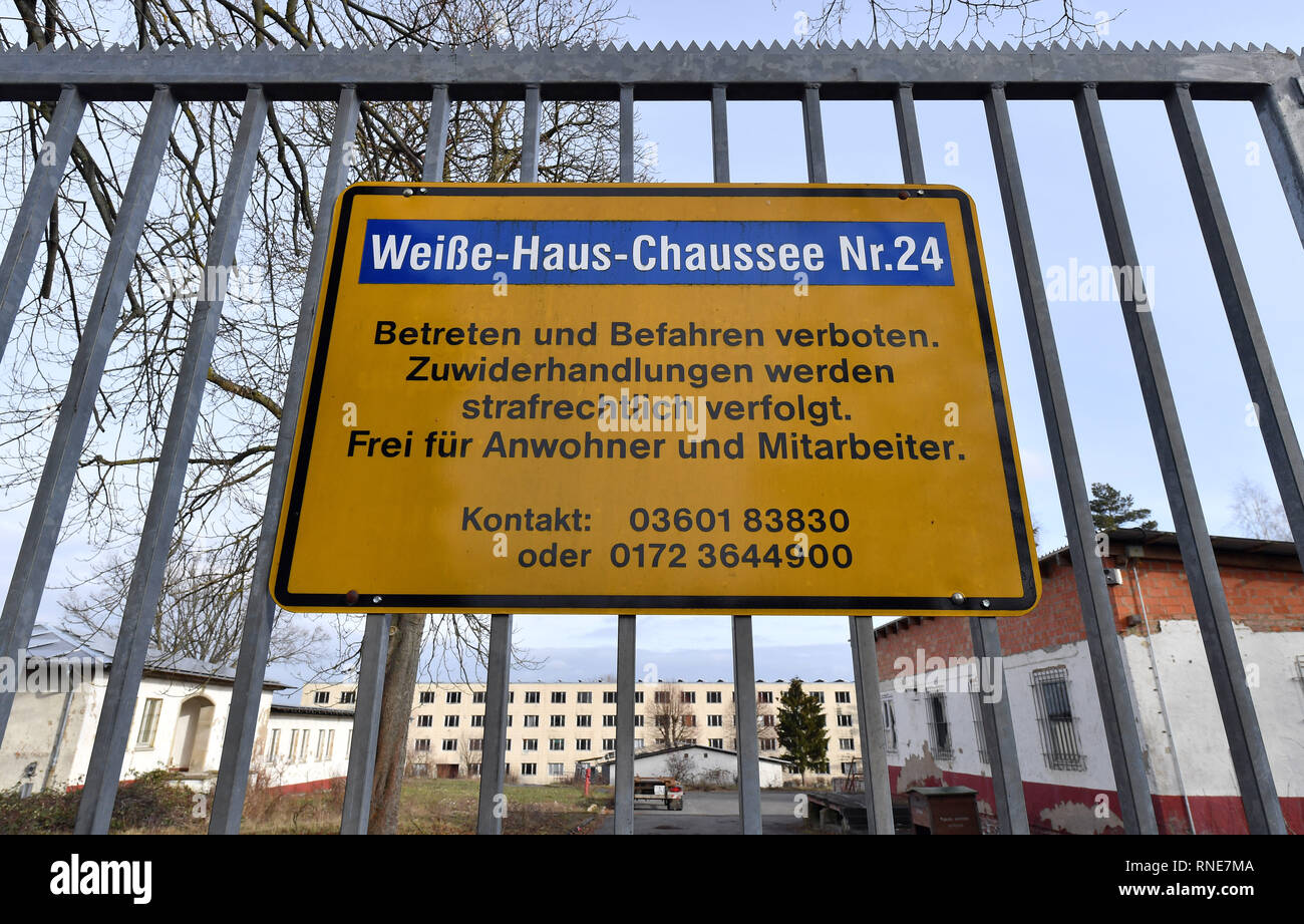13 February 2019, Thuringia, Mühlhausen: A sign prohibits entering and driving on privately owned premises. After discussions about the location of the Bratwurst Museum on a former concentration camp site in Mühlhausen, the city plans to approve the building near the originally planned site. But the city council still has to agree. The now planned site is located just north of the former satellite camp of the Buchenwald concentration camp, opposite the city forest. Photo: Martin Schutt/dpa-Zentralbild/dpa Stock Photo