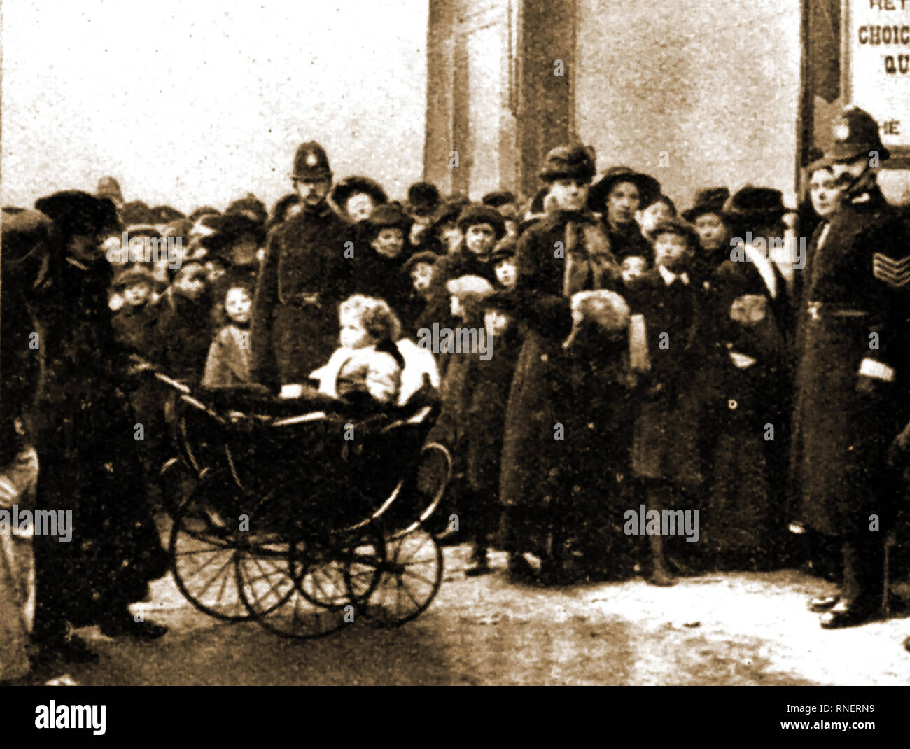 1917 - A UK newspaper photographs showing crowds gathering for food handouts due to shortages caused by enemy submarine activity in WWI (pre-rationing) Stock Photo