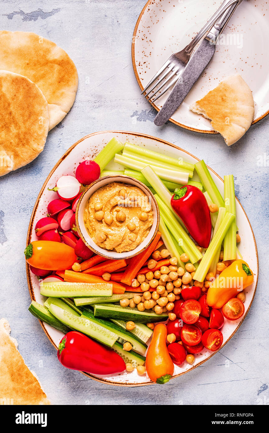 Hummus with vegetables and pita bread platter bread hires stock photography and images Alamy