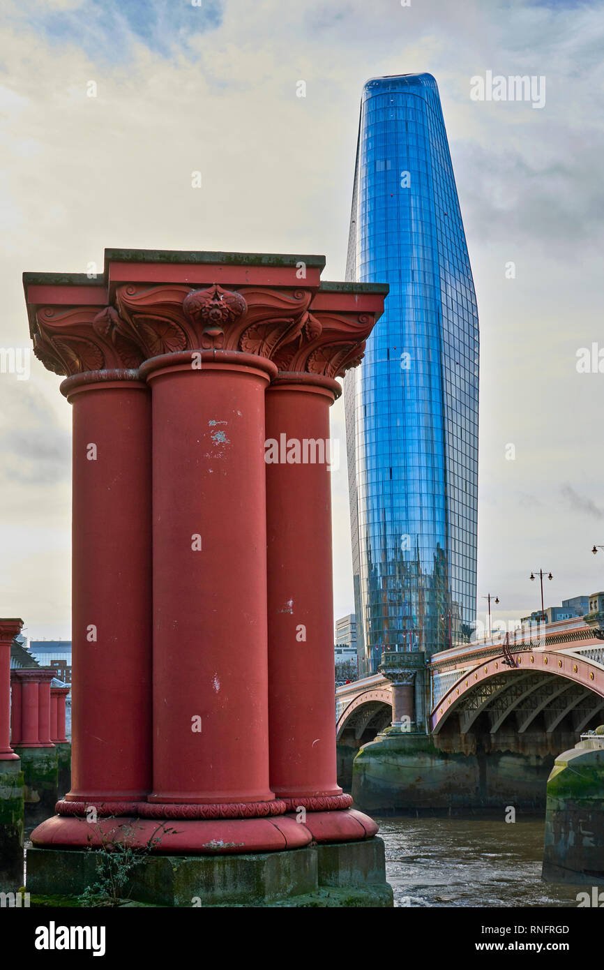 LONDON BLACKFRIARS CITY OF LONDON RED PILLARS OF THE OLD RAILWAY BRIDGE AND THE SKYSCRAPER ONE BLACKFRIARS KNOWN AS THE BOOMERANG OR VASE Stock Photo