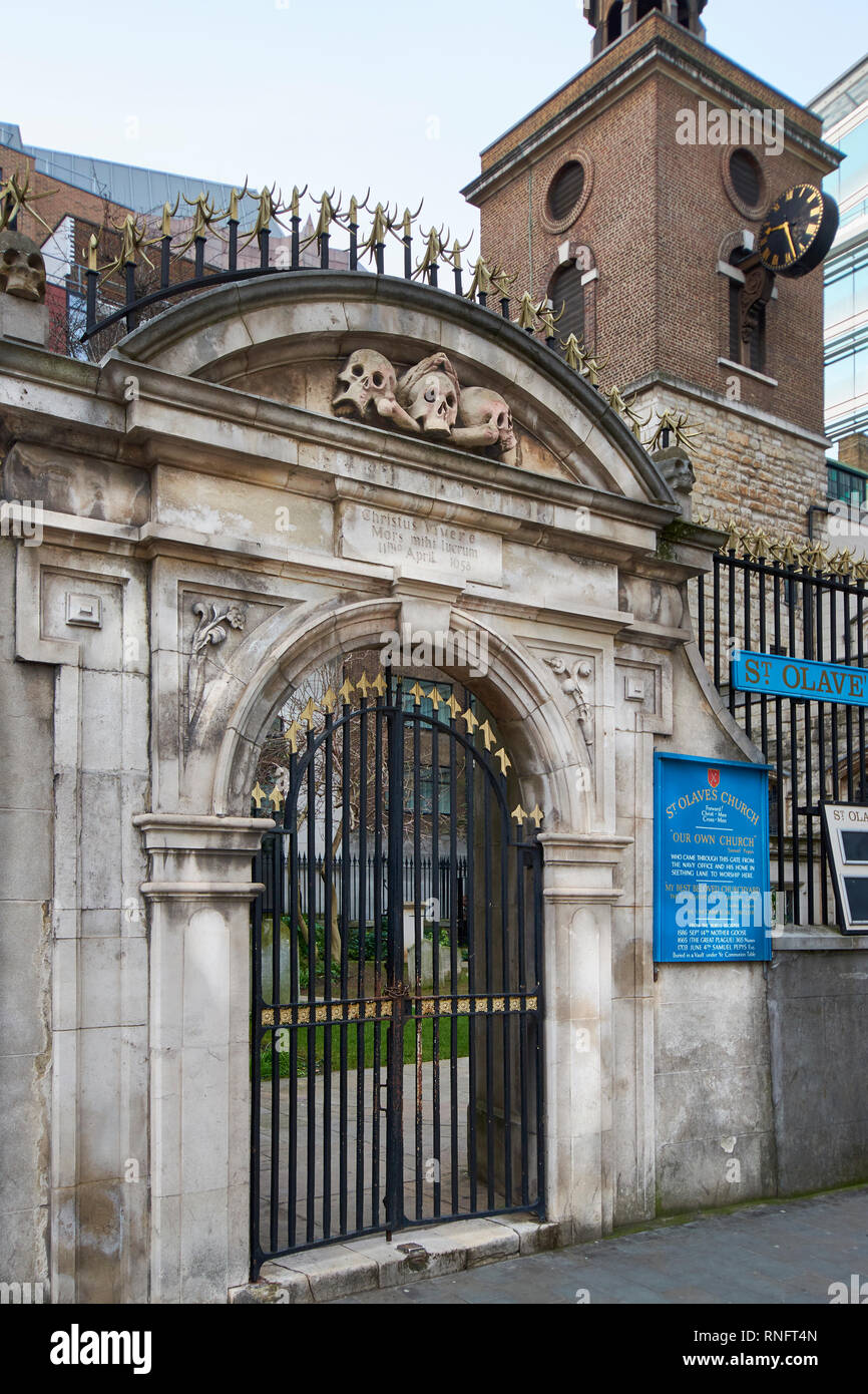 LONDON ST OLAVES CHUCH IN THE CITY OF LONDON THE GATEWAY WITH SKULLS Stock Photo