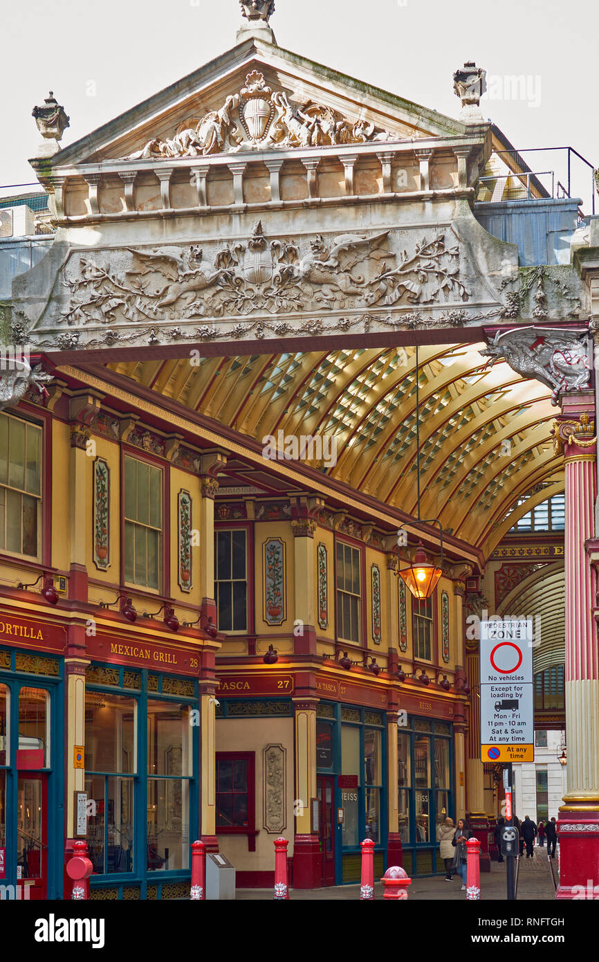 LONDON THE CITY OF LONDON THE ENTRANCE TO LEADENHALL MARKET WITH COAT OF ARMS ON THE ROOF Stock Photo