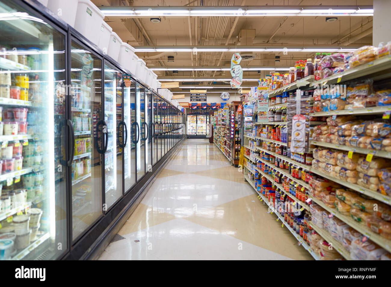 CHICAGO, IL - CIRCA APRIL, 2016: inside Jewel-Osco store. Jewel-Osco is a supermarket  chain headquartered in Itasca, Illinois, a Chicago suburb Stock Photo -  Alamy